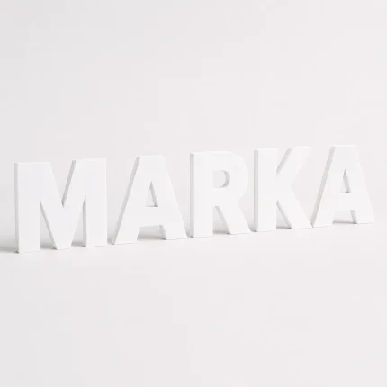 Białe litery z PCV tworzące napis marki na jasnym tle