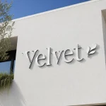 Białe litery z Dibondu – napis Velvet