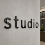 Czarne litery z Dibondu – napis Studio