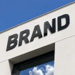 Czarne litery z Dibondu – napis BRAND