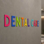Kolorowe litery 3D z Dibondu – napis DENTAL CARE z nadrukiem UV