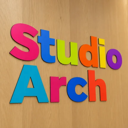Kolorowe litery 3D z Dibondu – napis Studio Arch z nadrukiem UV