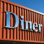 Srebrne lustrzane litery z Dibondu – napis Diner