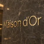 Ekskluzywne złote litery z Dibondu – napis Maison d’Or