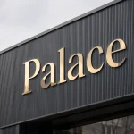 Złote lustrzane litery z Dibondu do butiku – napis Palace