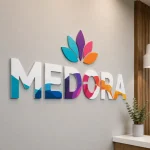 Litery 3D z plexi z drukiem UV – napis Medora na ścianie