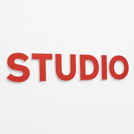 Czerwony napis Studio z PCV z kolorowym frontem i białymi bokami