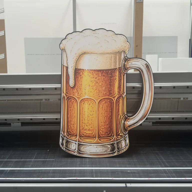 Wycinana tablica reklamowa z motywem kufla piwa i pianki, wykonana po obrysie