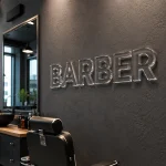 Wielowarstwowy przezroczysty napis z plexi w salonie barberskim