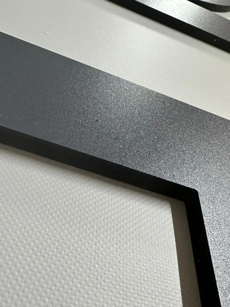 Litery 3D z PCV grafitowe – detal krawędzi