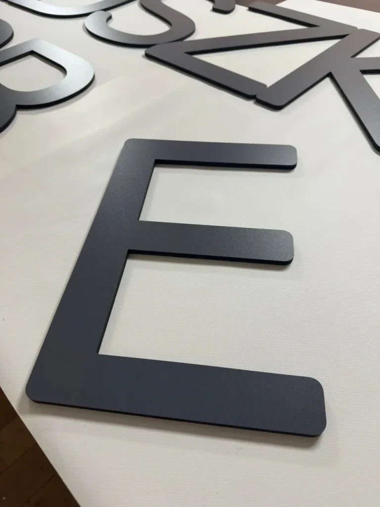 Litery 3D z PCV grafitowe – pojedyncza litera E
