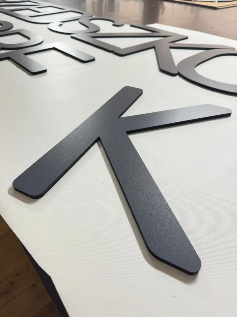 Litery 3D z PCV grafitowe – pojedyncza litera K