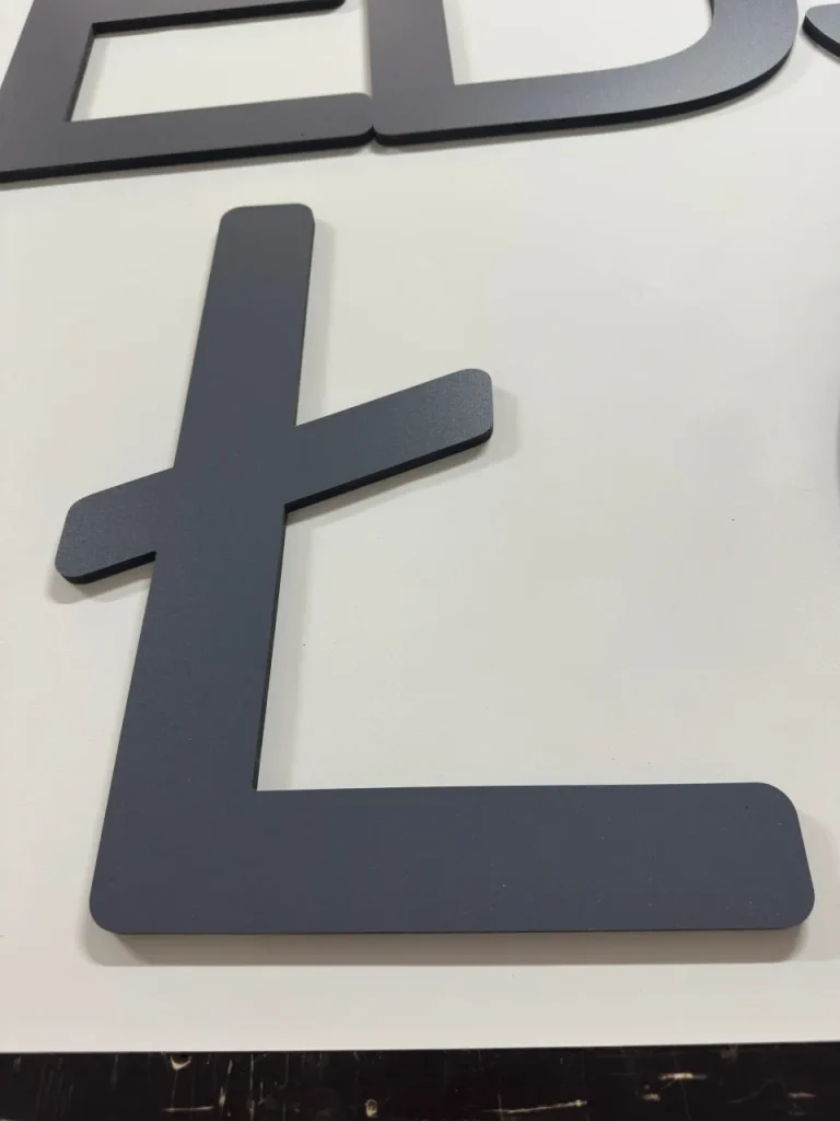 Litery 3D z PCV grafitowe – pojedyncza litera L