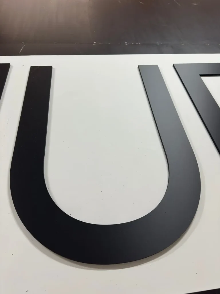 Litery 3D z PCV grafitowe – zbliżenie litery U