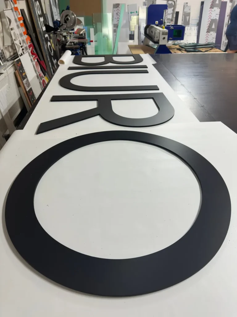 Litery 3D z PCV grafitowe – zbliżenie napisu Biuro