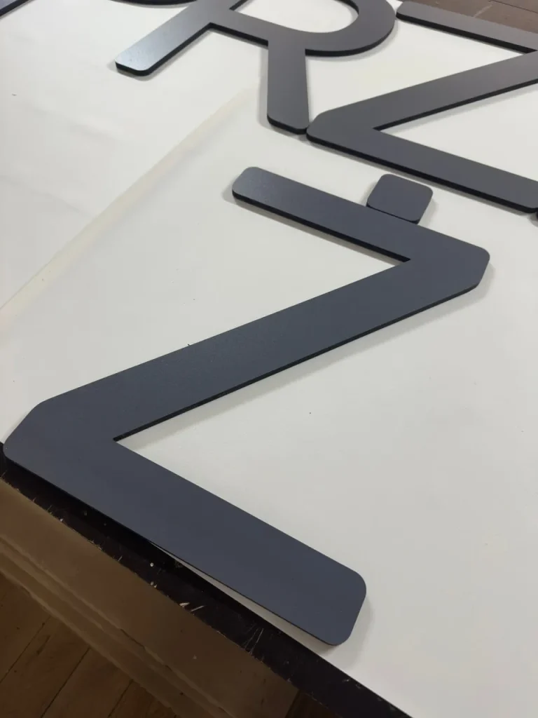 Litery 3D z PCV grafitowe – pojedyncza litera