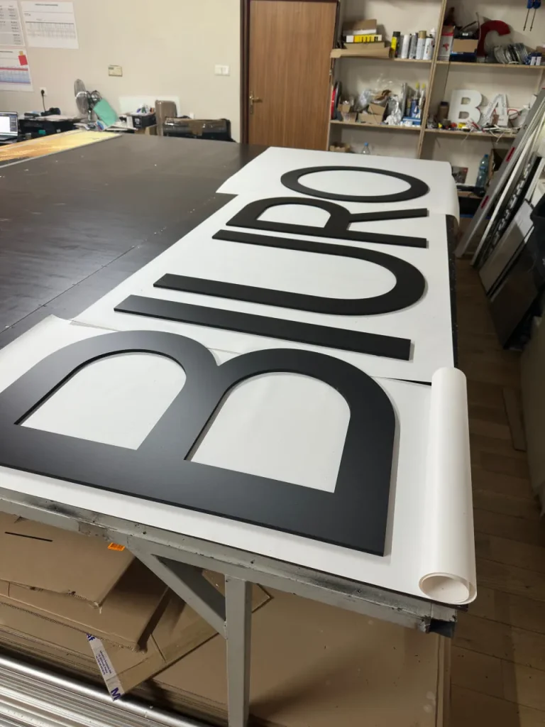Litery 3D z PCV – napis Biuro podczas produkcji