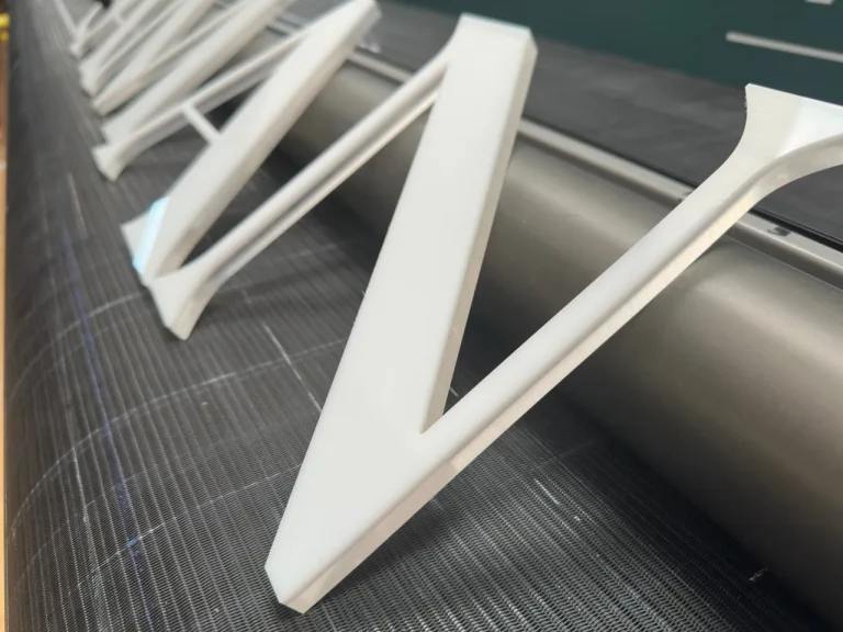 Wielowarstwowe litery 3D z plexi – detal konstrukcji napisu