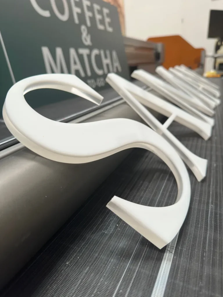 Litery 3D z plexi bez podświetlenia – widok profilu bocznego