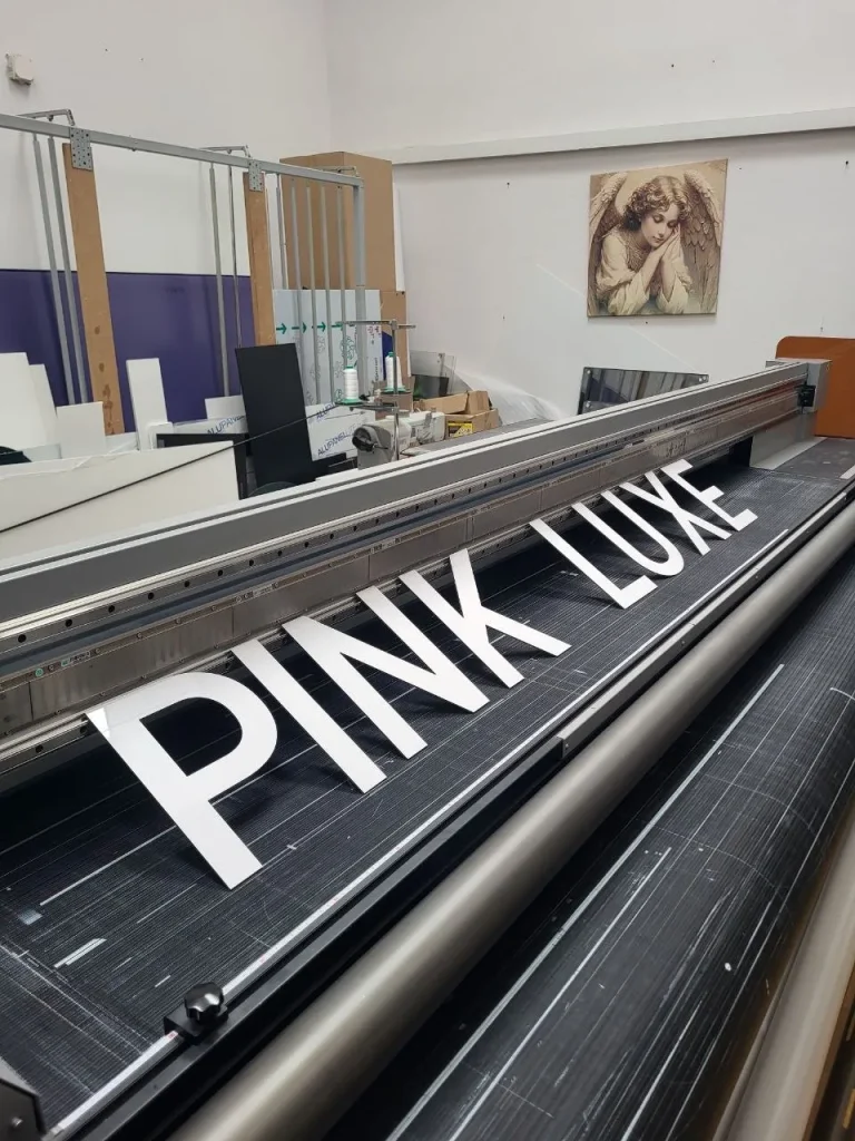 Litery z dibondu białe – napis Pink Luxe