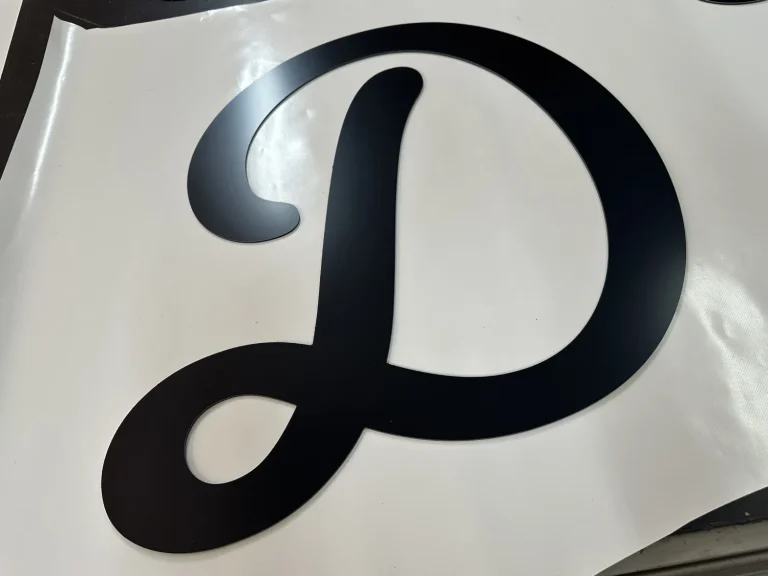 Litery z dibondu czarne – ozdobna litera D