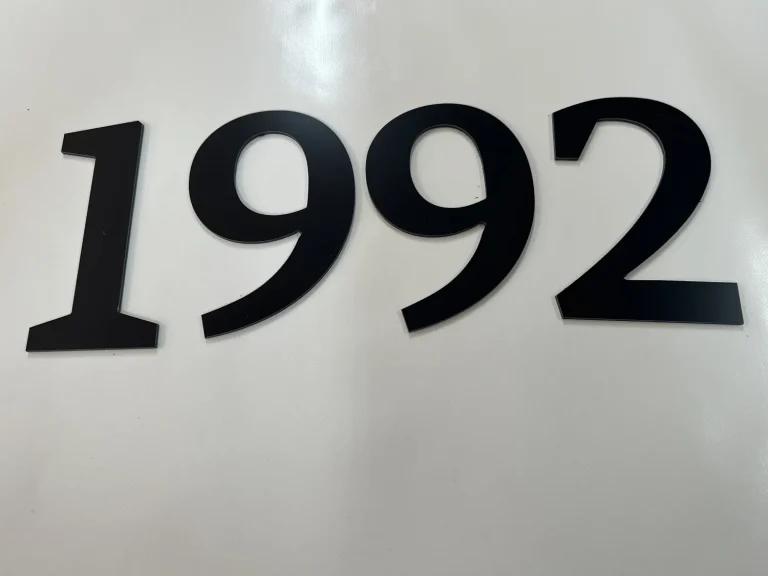 Litery z dibondu czarne – cyfry 1992
