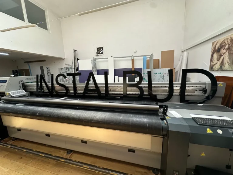 Litery z dibondu czarne – firmowy napis Instalbud