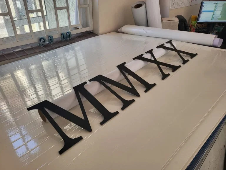 Litery z dibondu czarne – napis MMXXI w formie cyfr rzymskich