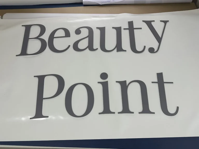 Litery z dibondu szare – napis Beauty Point