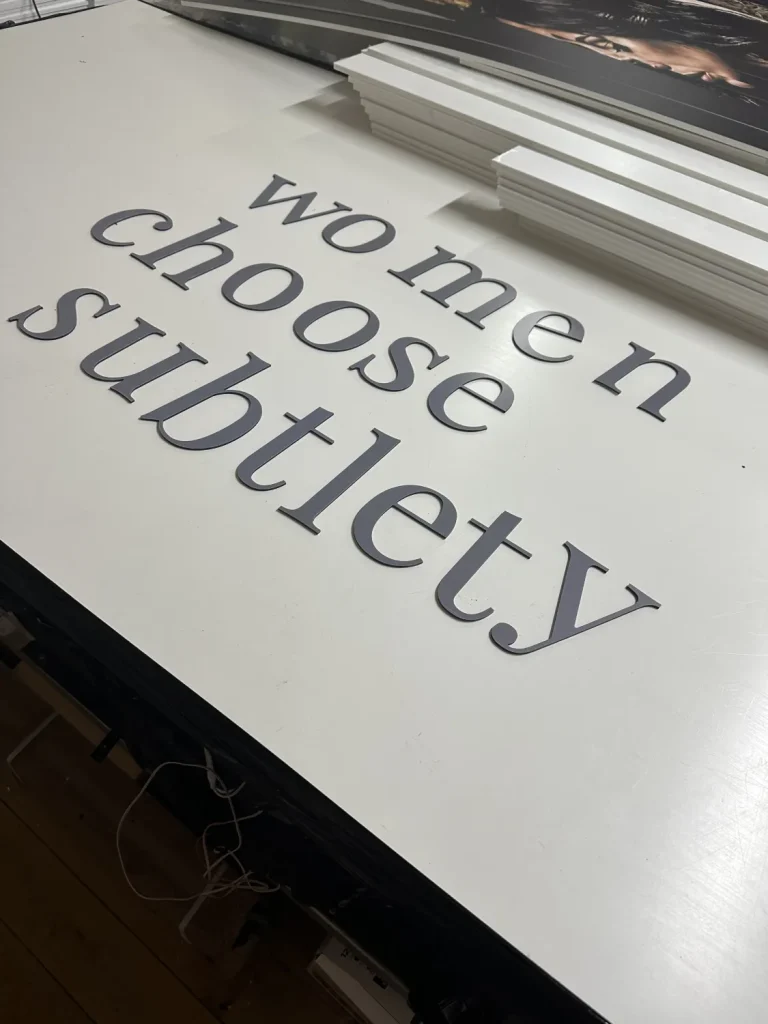 Litery z dibondu szare – napis women choose subtlety