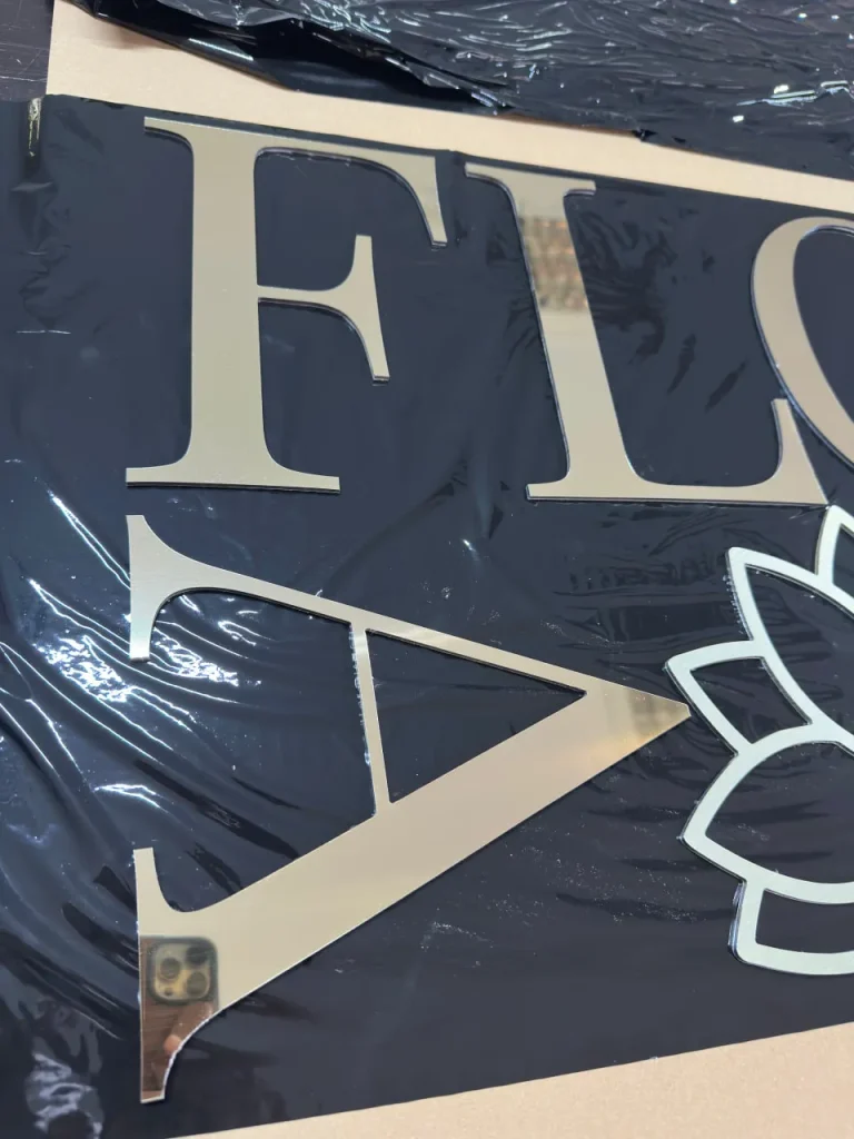 Litery z dibondu złote – elementy napisu i logo Flower