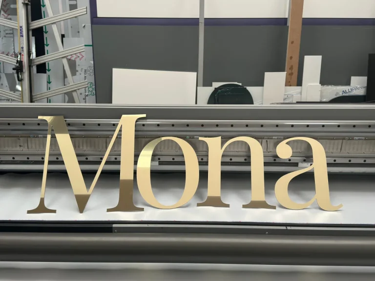Litery z dibondu złote – logo Mona