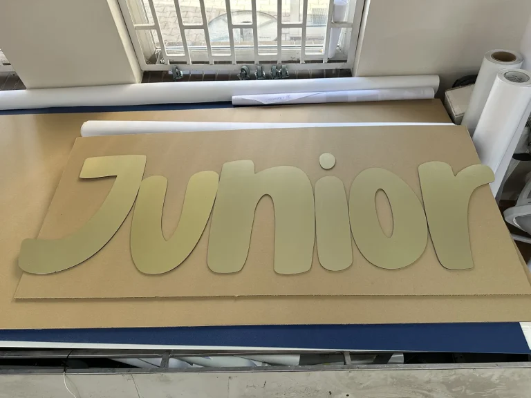 Litery z dibondu złote – dekoracyjny napis Junior
