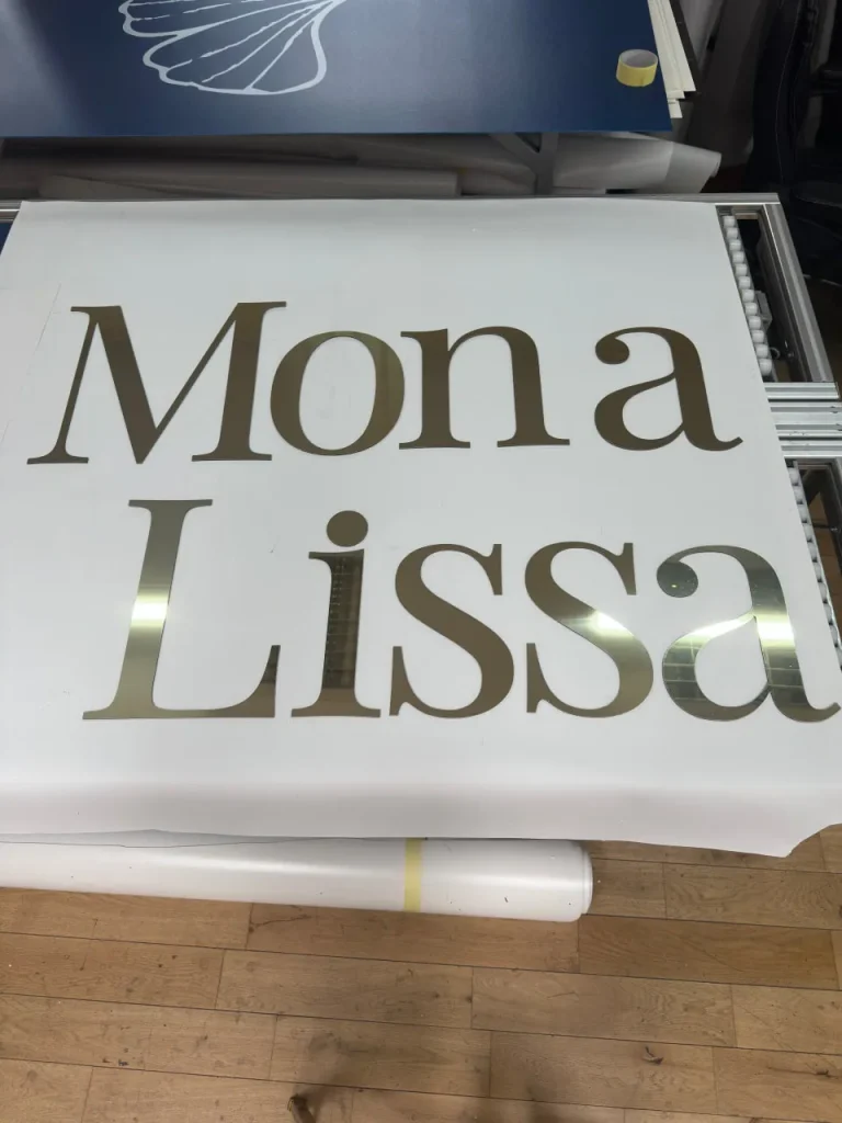 Litery z dibondu złote – dekoracyjny napis Mona Lissa