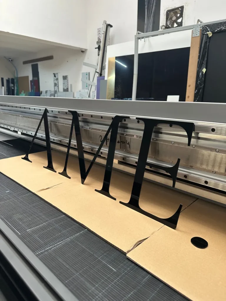 Litery z plexi czarne – kompletny napis AME