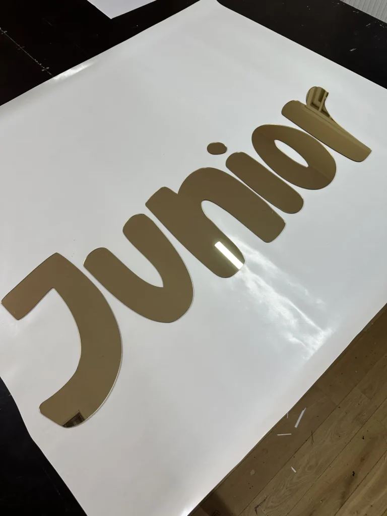 Litery z plexi złote lustrzane – napis Junior
