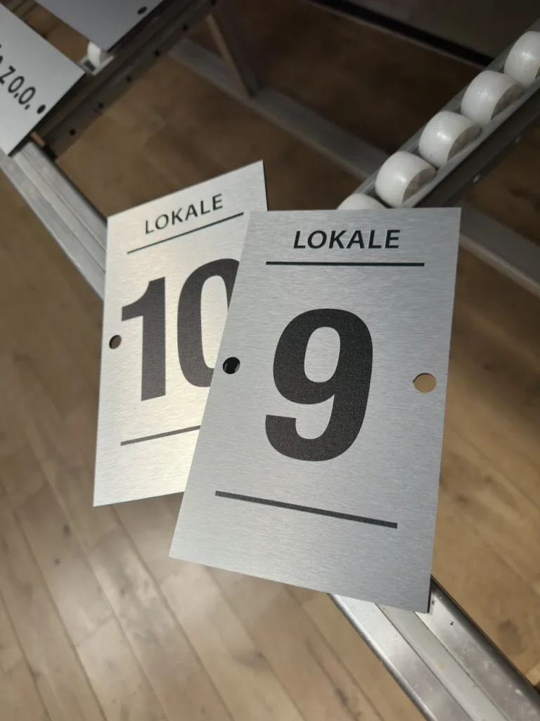 Numerowane tabliczki lokali z Dibond do tablicy zbiorczej