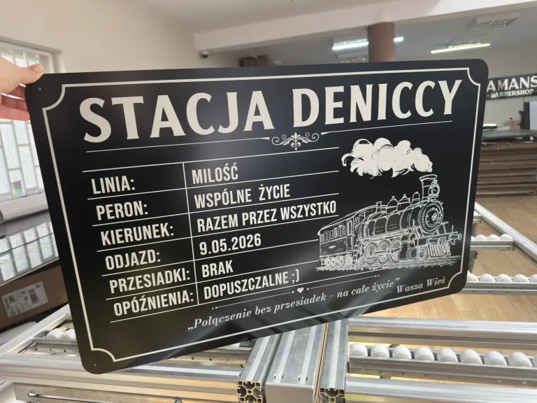 Szyld okolicznościowy z dibondu w formie tablicy kolejowej