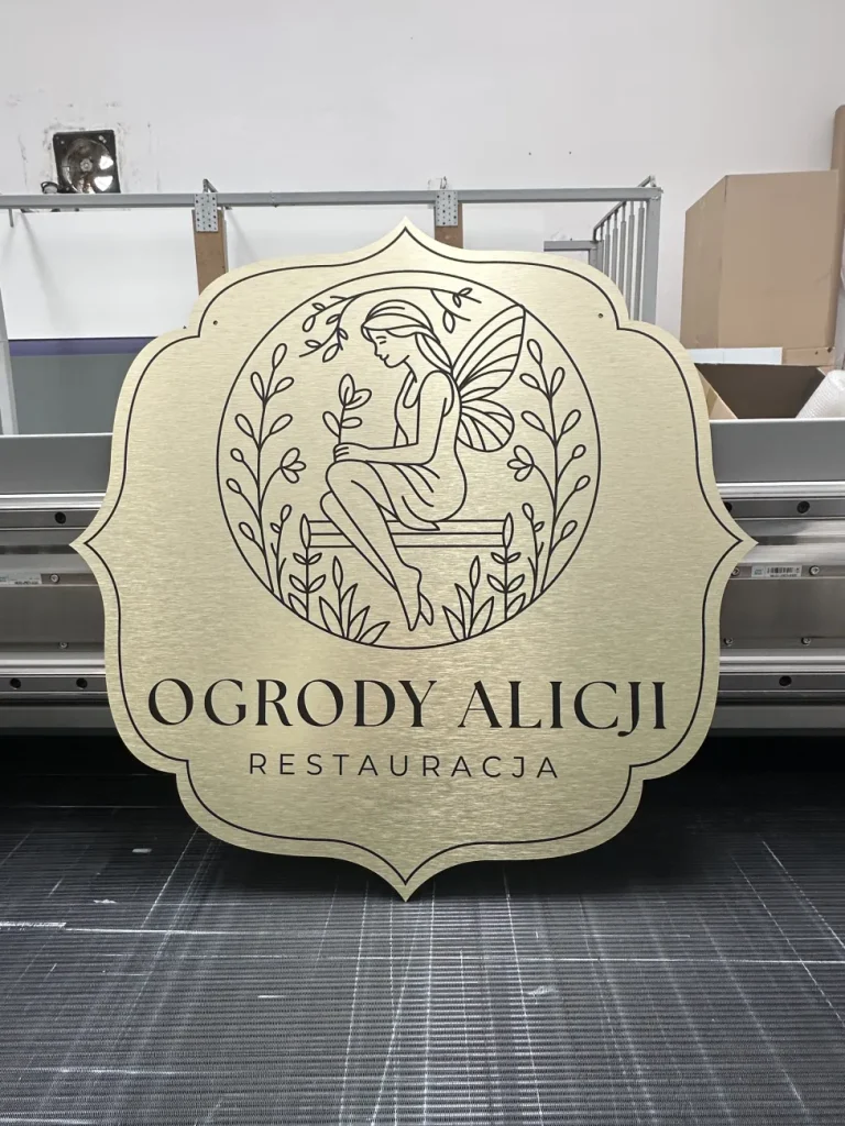 Szyld reklamowy o własnym kształcie z logo restauracji