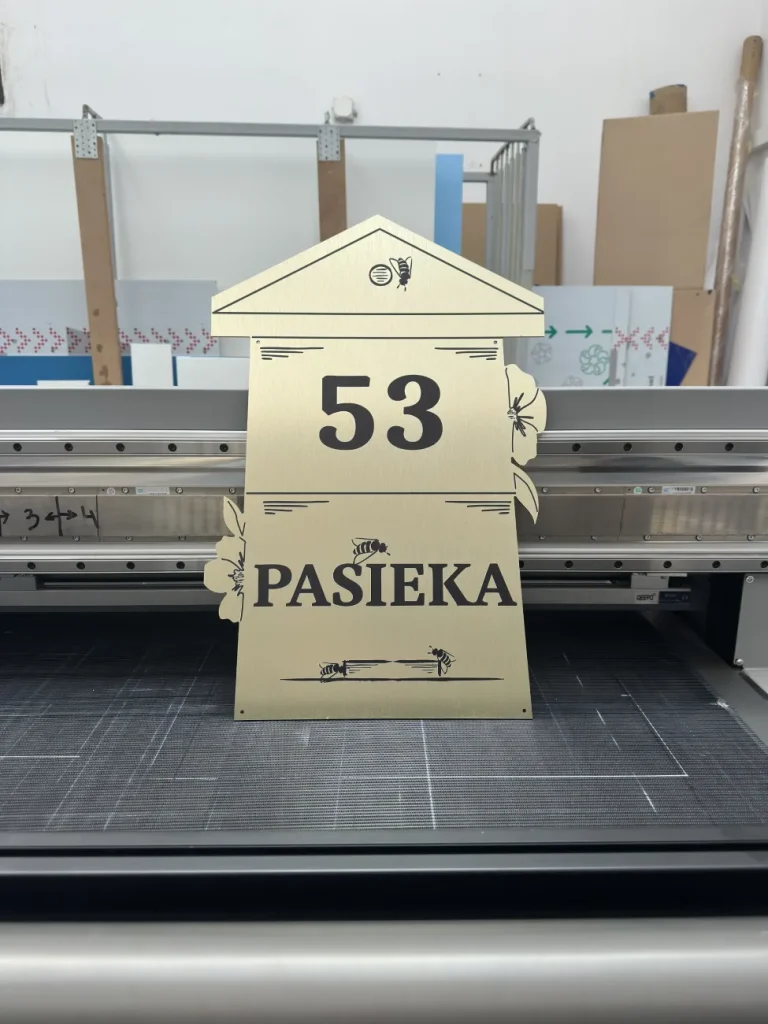 Szyld reklamowy o własnym kształcie z numerem pasieki