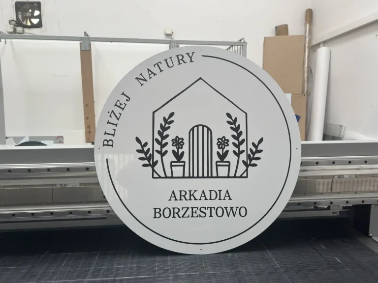 Szyld reklamowy okrągły z logo marki inspirowanej naturą