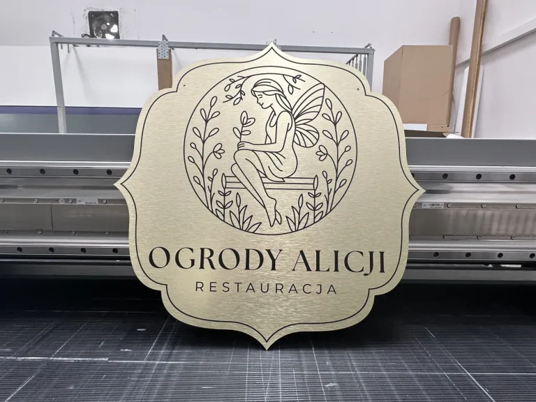 Szyld reklamowy o własnym kształcie z logo restauracji