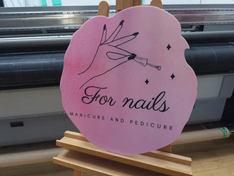 Szyld reklamowy o własnym kształcie dla salonu manicure
