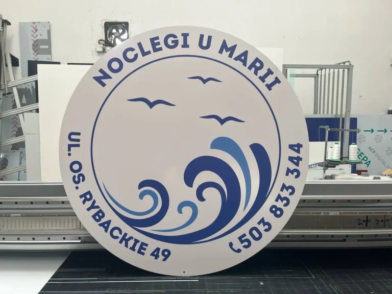 Szyld reklamowy okrągły dla obiektu noclegowego nad morzem