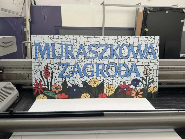 Szyld z dibondu z nazwą gospodarstwa i grafiką