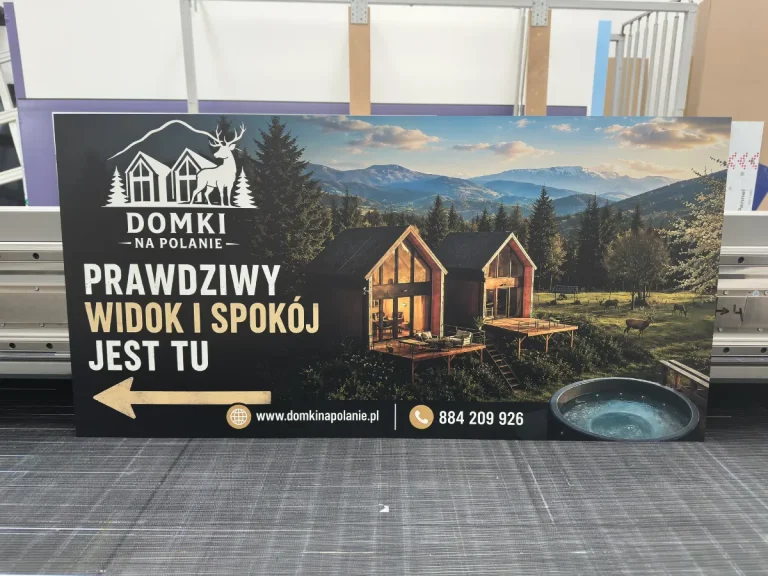 Szyld z dibondu z reklamą domków wypoczynkowych