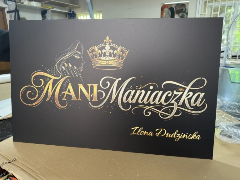 Szyld z dibondu z logo dla salonu manicure