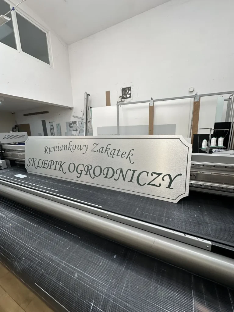 Biały szyld z dibondu dla sklepu ogrodniczego