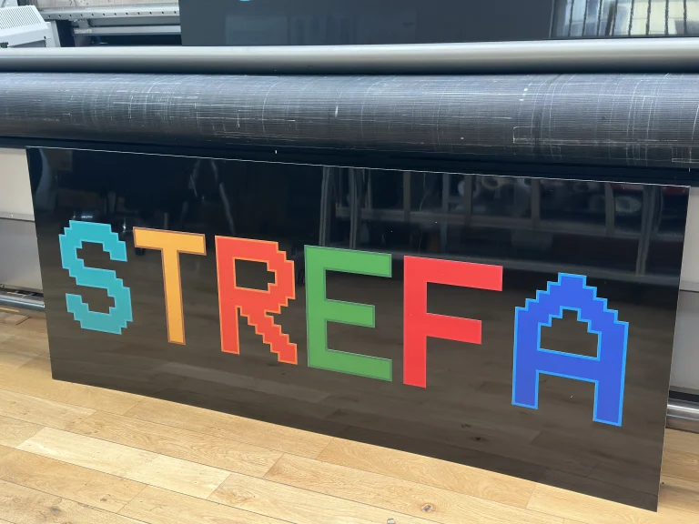 Szyld z dibondu z kolorowym napisem Strefa