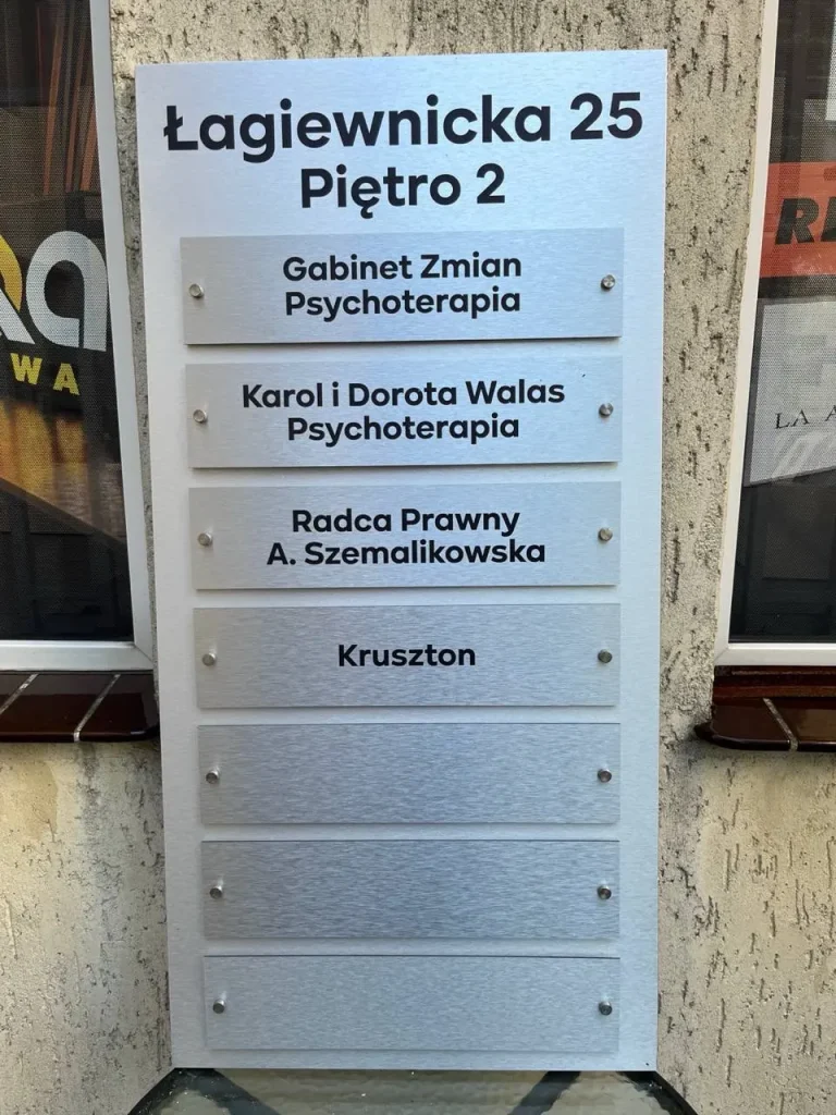Tablica informacyjna Dibond z wykazem gabinetów i pięter